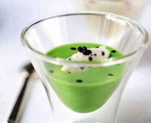 Zupa krem z zielonych szparagów ze śmietaną i kawiorem