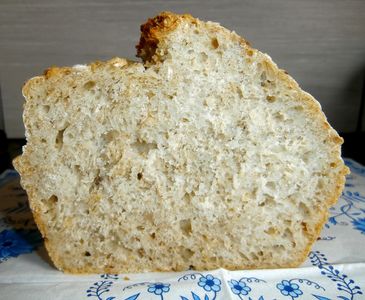 Domowy chleb pszenny na zakwasie z płatkami owsianymi ...