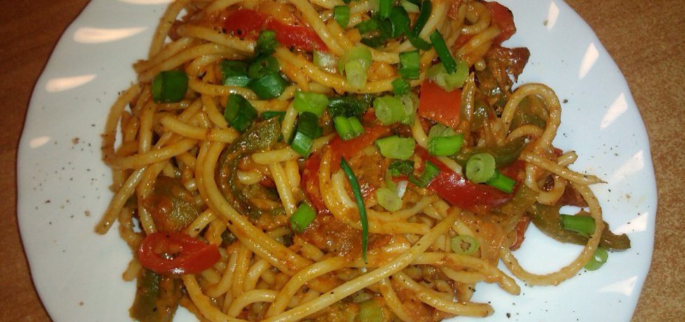 Makaron spaghetti z papryką i pomidorami (autor: gracer ...