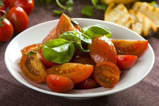 Włoska sałatka z marynowanych pomidorów