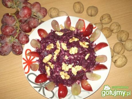 Przepis  surówka z orzechami i winogronami przepis