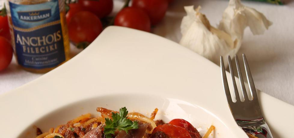 Spaghetti z pomidorkami cherry, anchois i prażoną bułką tartą (autor ...