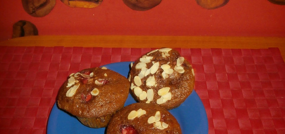 Kakaowe muffinki z truskawkami i płatkami migdałowymi. (autor ...
