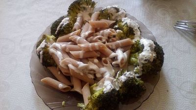 Makaron z brokułami i sosem czosnkowym