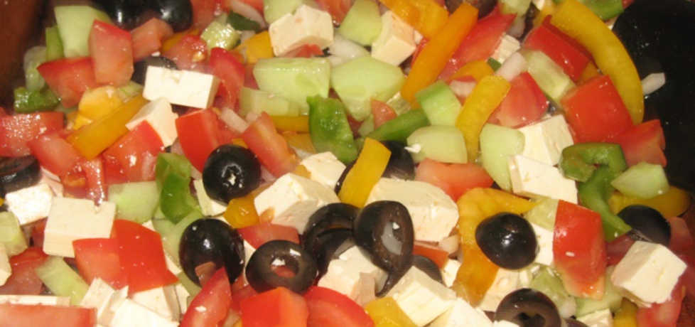 Kolorowa grecka sałatka z czarnymi oliwkami (autor: justynadzastus ...