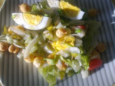 Salatka wiosenna z groszkiem ptysiowym i słonecznikiem ...