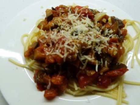 Przepis  spaghetti z pomidorami i bakłażanem przepis