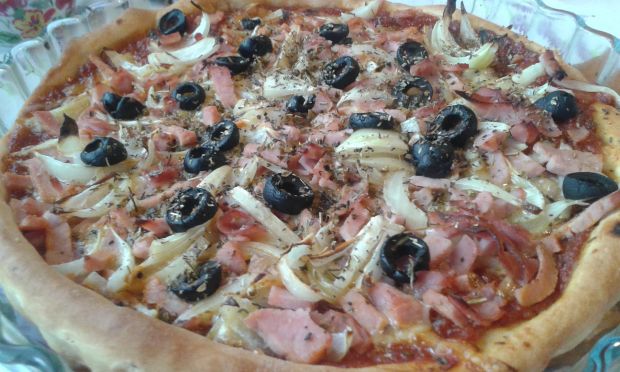 Przepis  pizza z szynką, cebulą i oliwkami przepis