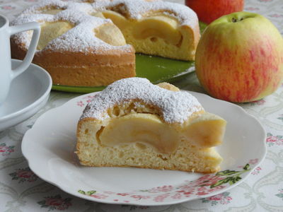 Ciasto biszkoptowe z jabłkami