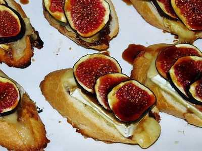 Bagietka z serem pleśniowym, figą i miodem