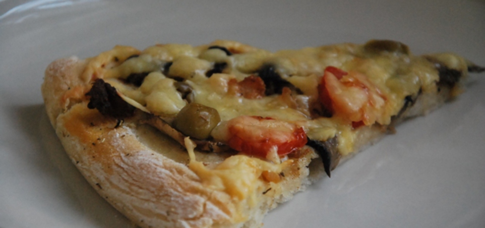 Pizza z oliwkami i pomidorkami (autor: jolanta40)