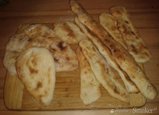Chlebki naan (naan bread)