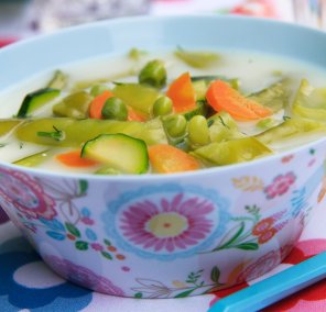 Zupa z zielonym groszkiem i cukinią