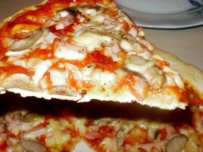 Domowa pizza na cienkim cieście
