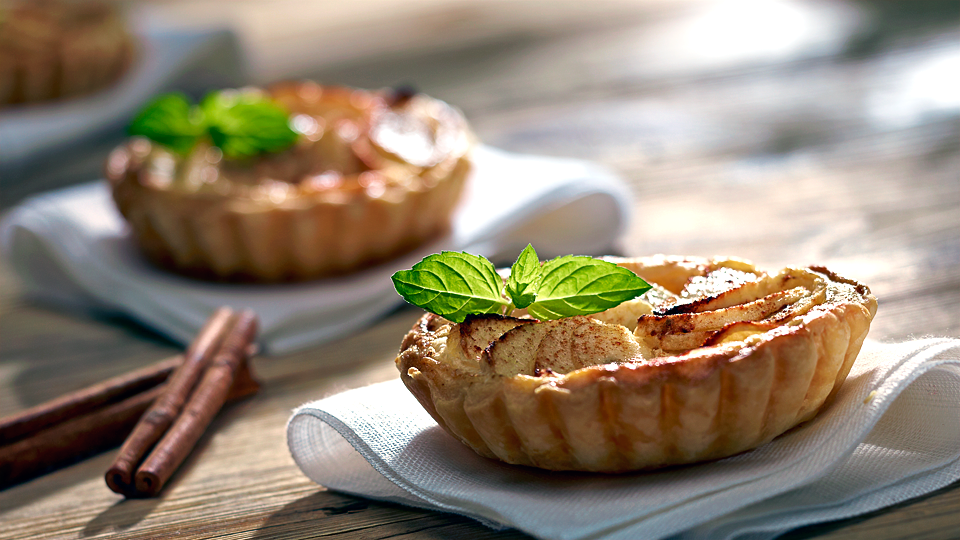 Przepis na deser – tartaletki z jabłkami i cynamonem
