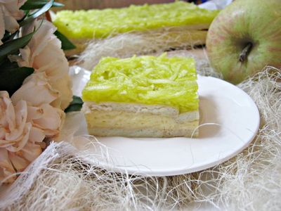 Ciasto kremówkowe na herbatnikach z jabłkami