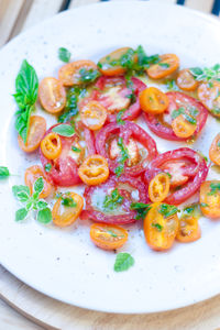 Sałatka z pomidorków z oliwą bazyliową