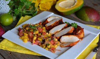 Pikantny kurczak z salsą z mango, kolendry i mięty