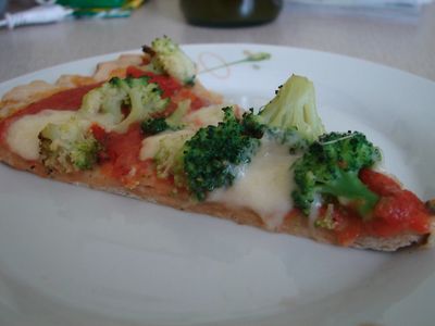 Pizza z brokułami i mozzarellą