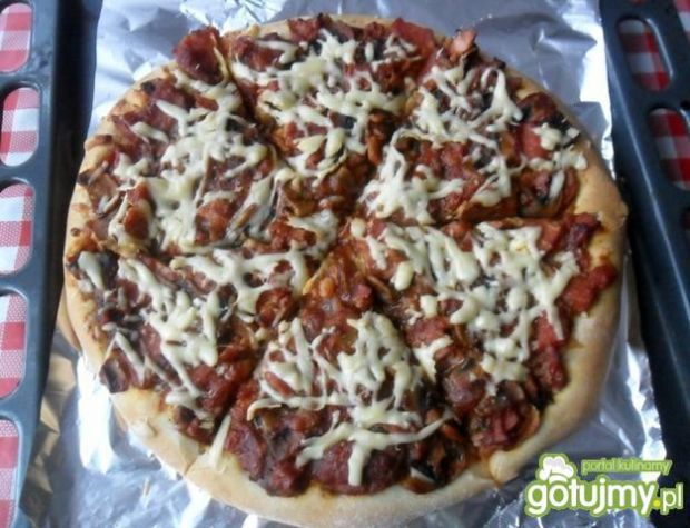 Przepis  pizza z baleronem i pieczarkami przepis