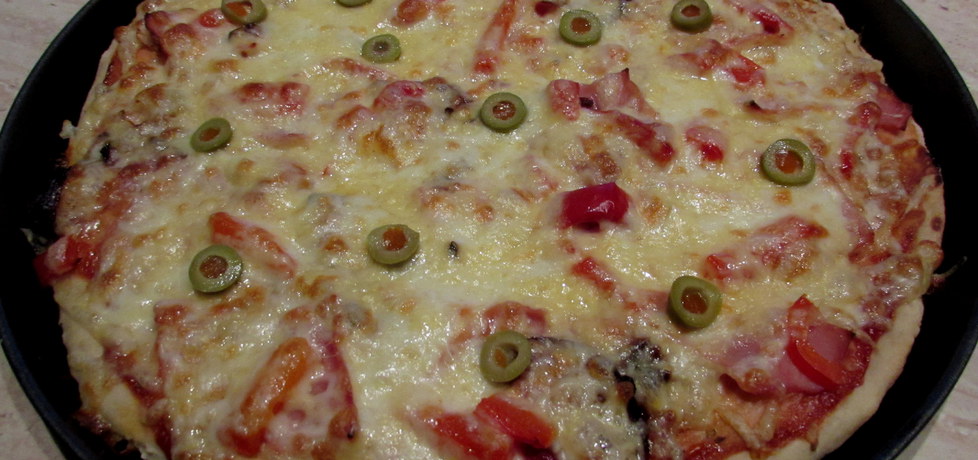 Pizza z szynką i oliwkami (autor: julkatomeczek)