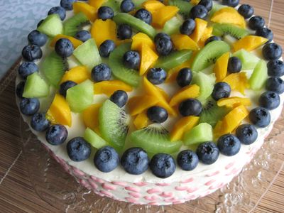 Tort z kremem mascarpone i owocami