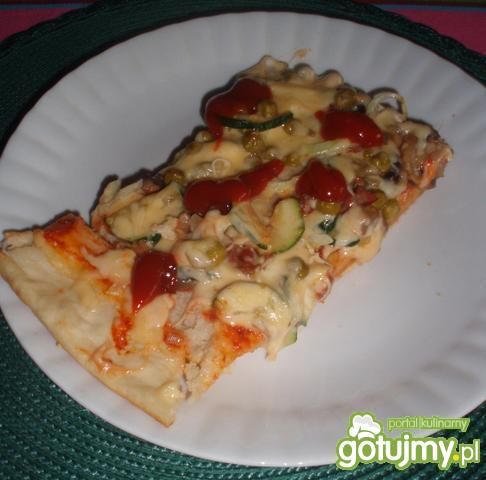 Przepis  pizza domowa z cukinia i groszkiem przepis