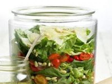 Przepis  letnia salatka z bazylia i pomidorami przepis