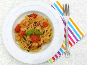Spaghetti agio olio z krewetkami, pomidorami suszonymi i papryczką