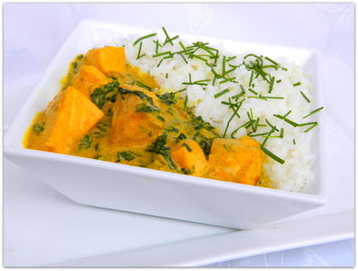 Curry z łososia ze szpinakiem
