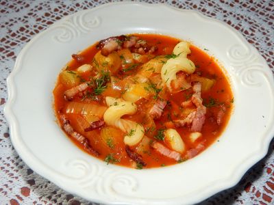 Zupa porowa z pomidorami i boczkiem wędzonym