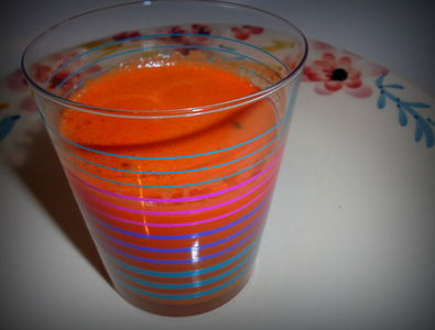 Świeżo wyciskany sok z marchewki, pomarańczy i imbiru ...