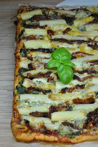Pizza ze szparagami i gorgonzolą