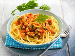Spaghetti z pomidorami, tuńczykiem i rukolą