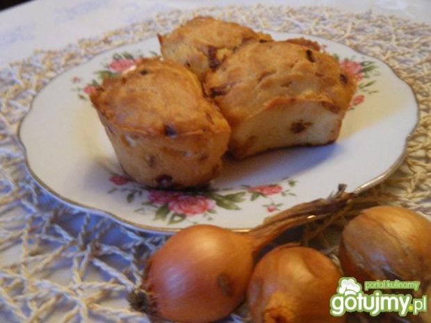 Przepis  muffinki z cebulą i czosnkiem przepis
