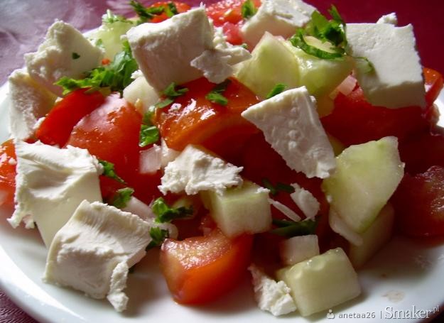 Szybka salatka z serem feta
