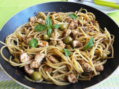 Przepis  spaghetti z kurczakiem i oliwkami przepis