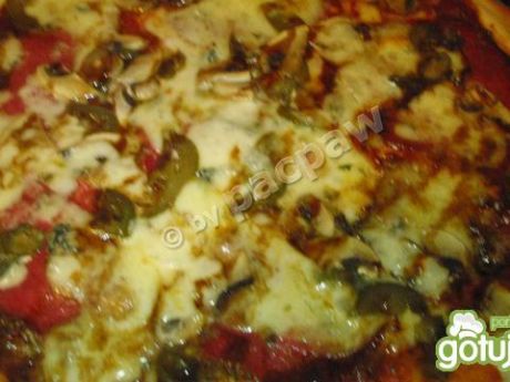 Przepis  ostra pizza 3-serowa z salami i kremem przepis