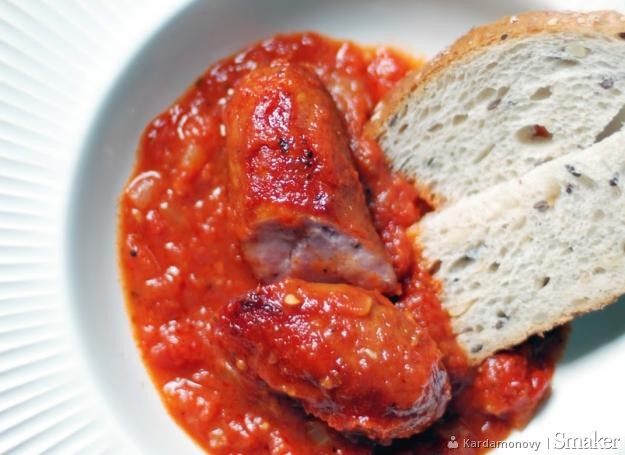 Kiełbasa pieczona w sosie pomidorowym