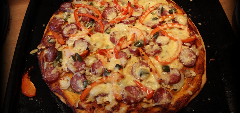 Pizza z kiełbasą i papryką (autor: pyszota)