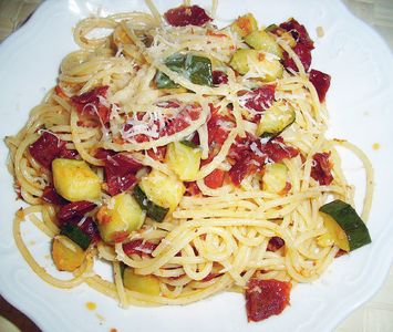 Spaghetti z suszonymi pomidorami i cukinią