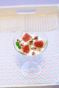 Figi z miodem, orzechami i jogurtem greckim