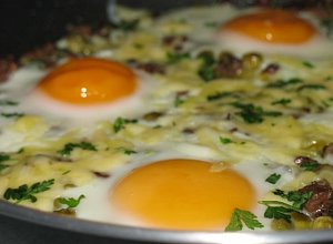 Jajka zapiekane z wątróbką  prosty przepis i składniki