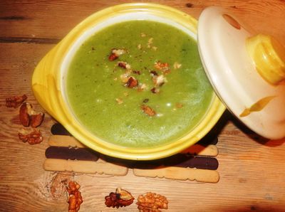 Zupa krem z brokułów z orzechami