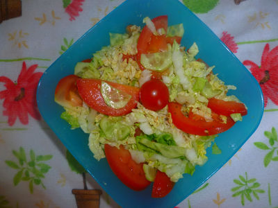 Surówka obiadowa z kapusty ogórka i pomidora