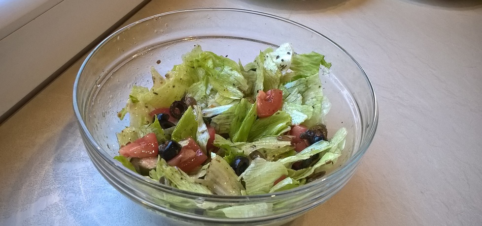 Sałata z pomidorem i oliwkami do obiadu (autor: ania321 ...
