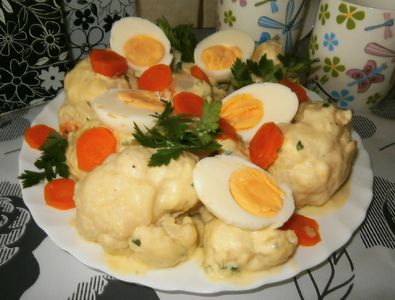 Kalafior z jajkiem z sosem beszamelowym