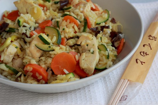Smażony ryż z warzywami i kurczakiem