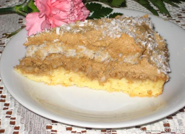 Tort biszkoptowo-kokosowy z kremem kawowym.