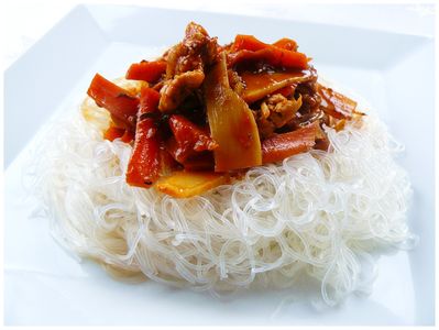 ryżowy makaron z kurczakiem po chińsku